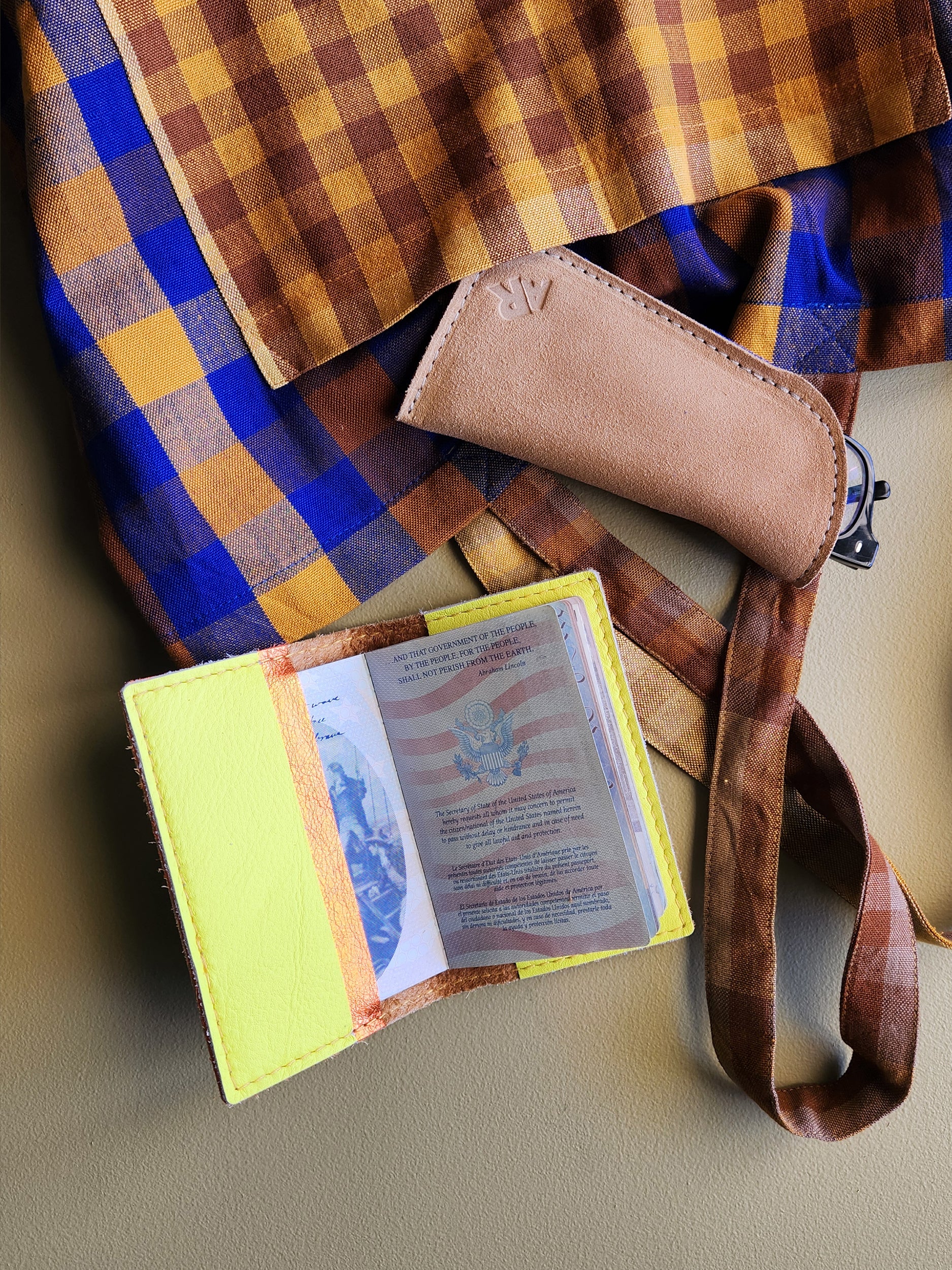 マスターズ パスポートカバー Masters Passport Case Leather Passport Case - Chartreuse – All Roads
