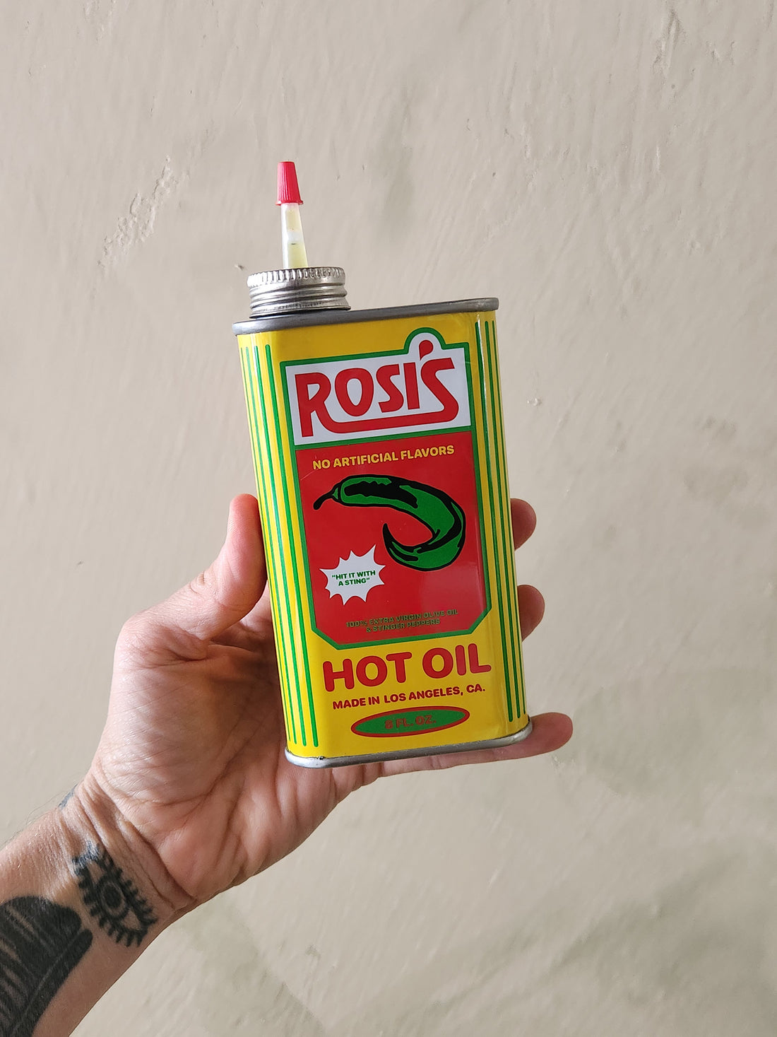 A hand holidng a can of Rosi&